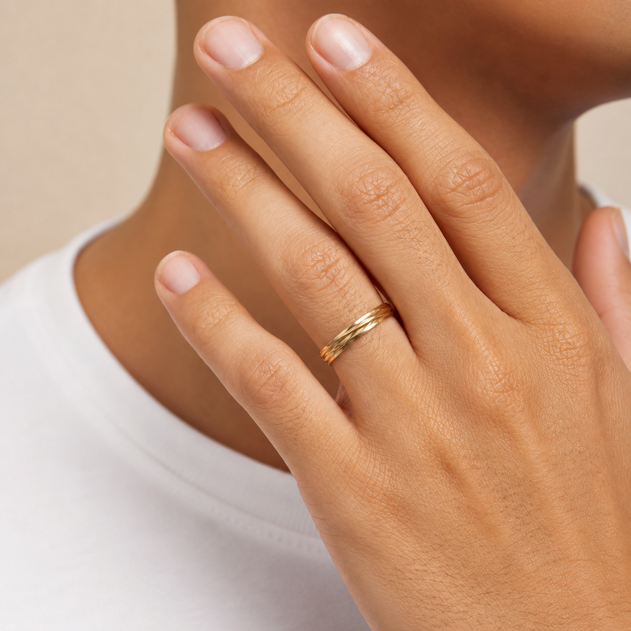Argolla de matrimonio de oro amarillo diseño con facetas 