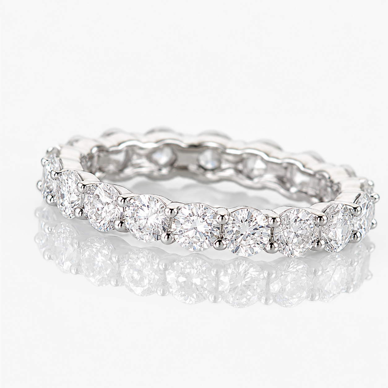 Argolla churumbela de oro blanco con diamantes 