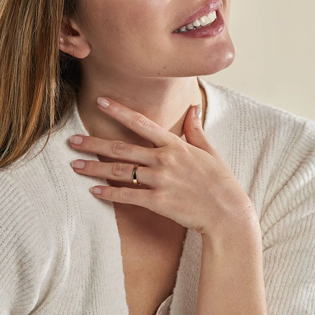 Argolla de oro amarillo 18k plana de 5mm con terminado liso brillante