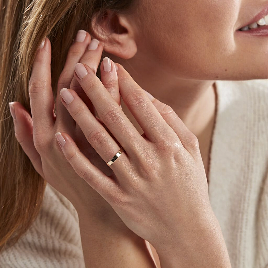 Argolla de oro amarillo 18k plana de 5mm con terminado liso brillante