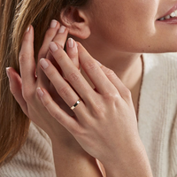 Argolla de oro amarillo 18k plana de 5mm con terminado liso brillante