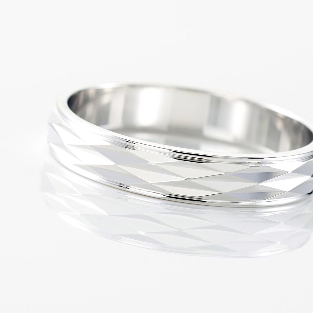 Argolla de oro blanco 18k con diseño facetado de 5mm