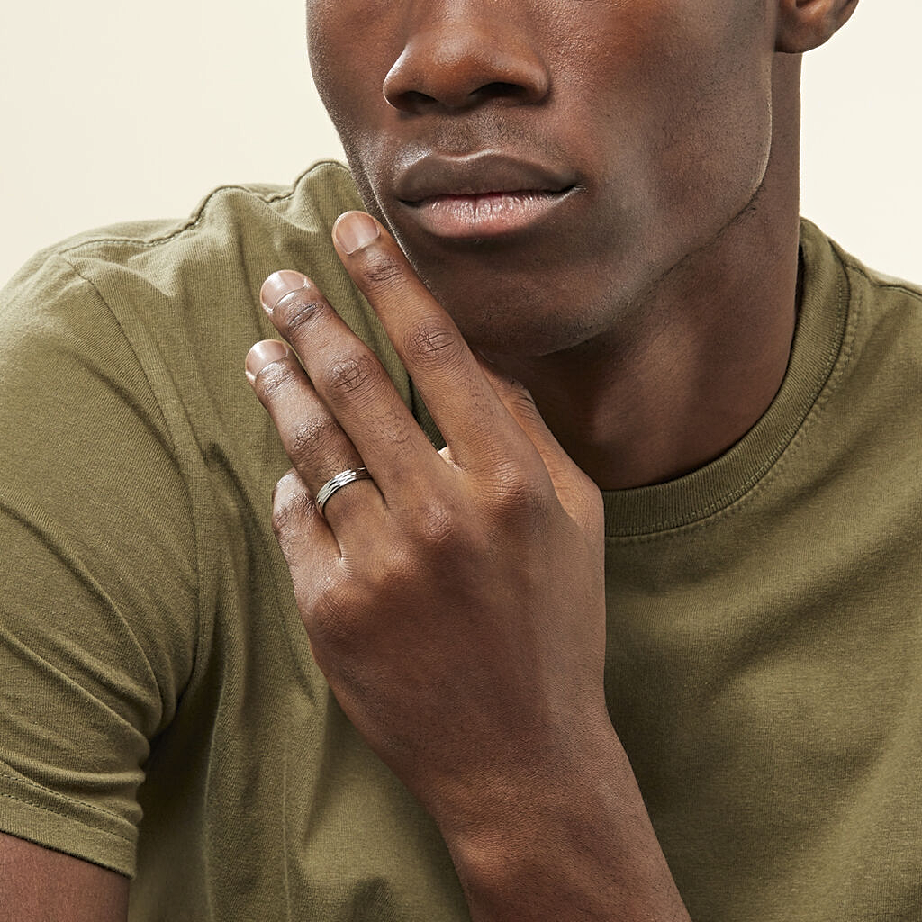 Argolla de oro blanco 18k con diseño facetado de 5mm