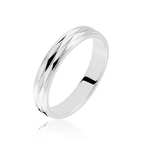 Argolla de oro blanco 18k con diseño facetado de 5mm