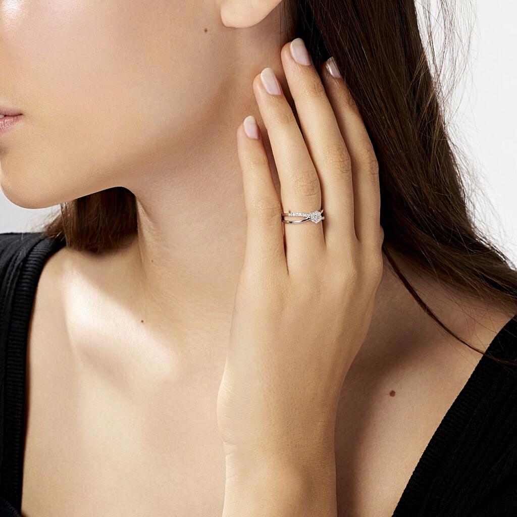 Anillo de compromiso oro blanco con diamantes naturales, diseño floral brillante.

