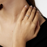 Anillo de compromiso oro blanco con diamantes naturales, diseño floral brillante.

