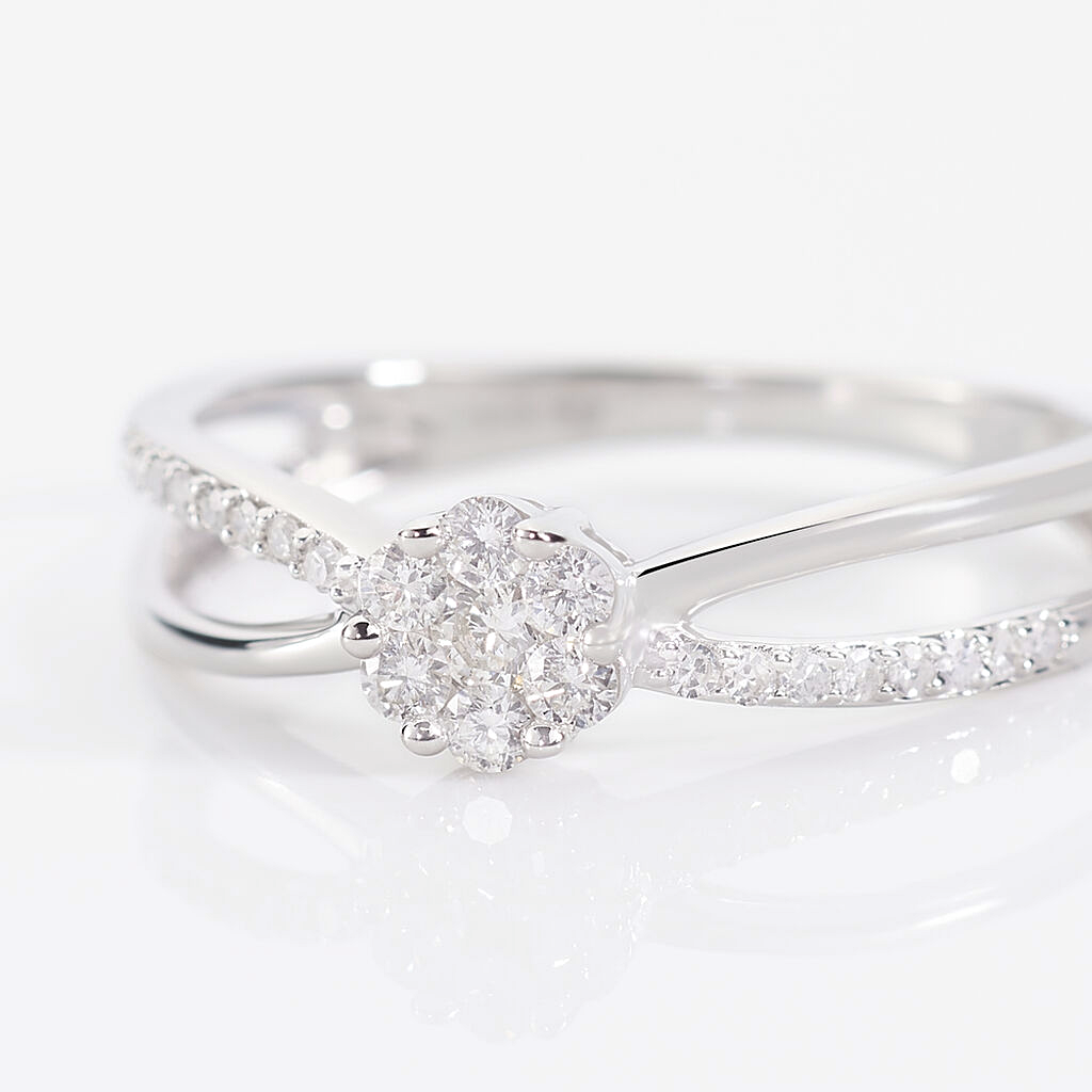 Anillo de compromiso oro blanco con diamantes naturales, diseño floral brillante.


