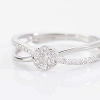 Anillo de compromiso oro blanco con diamantes naturales, diseño floral brillante.

