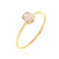 Anillo de oro amarillo con cuarzo rosado ovalado: tonos calidos en contraste. ¡Deslumbra con esta joya única y duradera