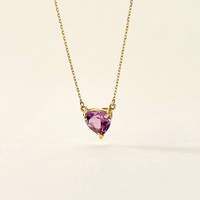 Collar en oro amarillo 18k con amatista natural en forma de corazón morado