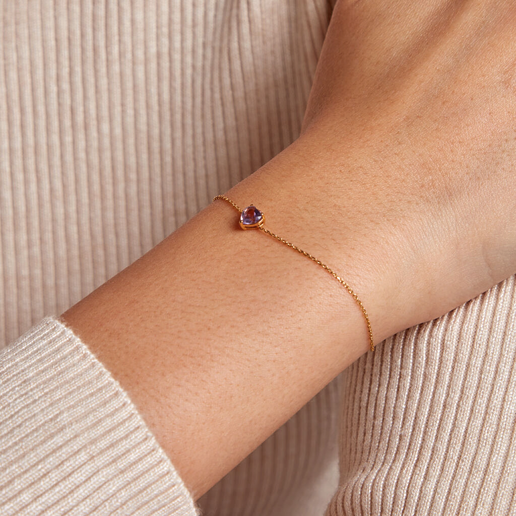 Pulsera en oro amarillo 18k con amatista natural en forma de corazón morado