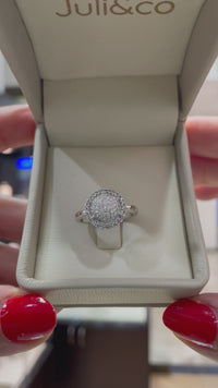 Anillo de oro blanco con diamantes engaste pavé