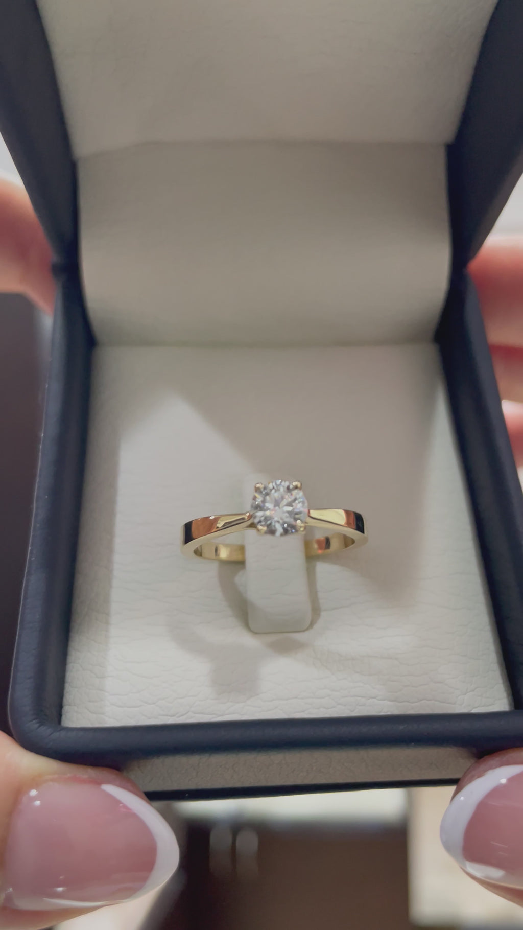 Anillo de diamante en oro amarillo 