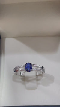 Anillo de zafiro en oro blanco con diamantes 