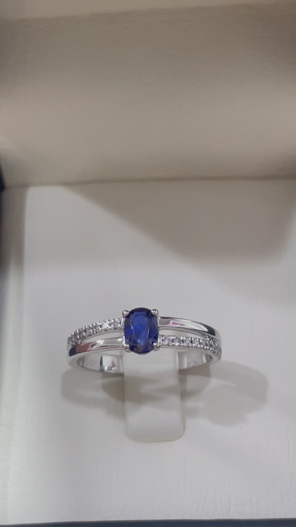 Anillo de zafiro en oro blanco con diamantes 