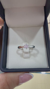 Anillo de compromiso en oro blanco con diamante redondo natural
