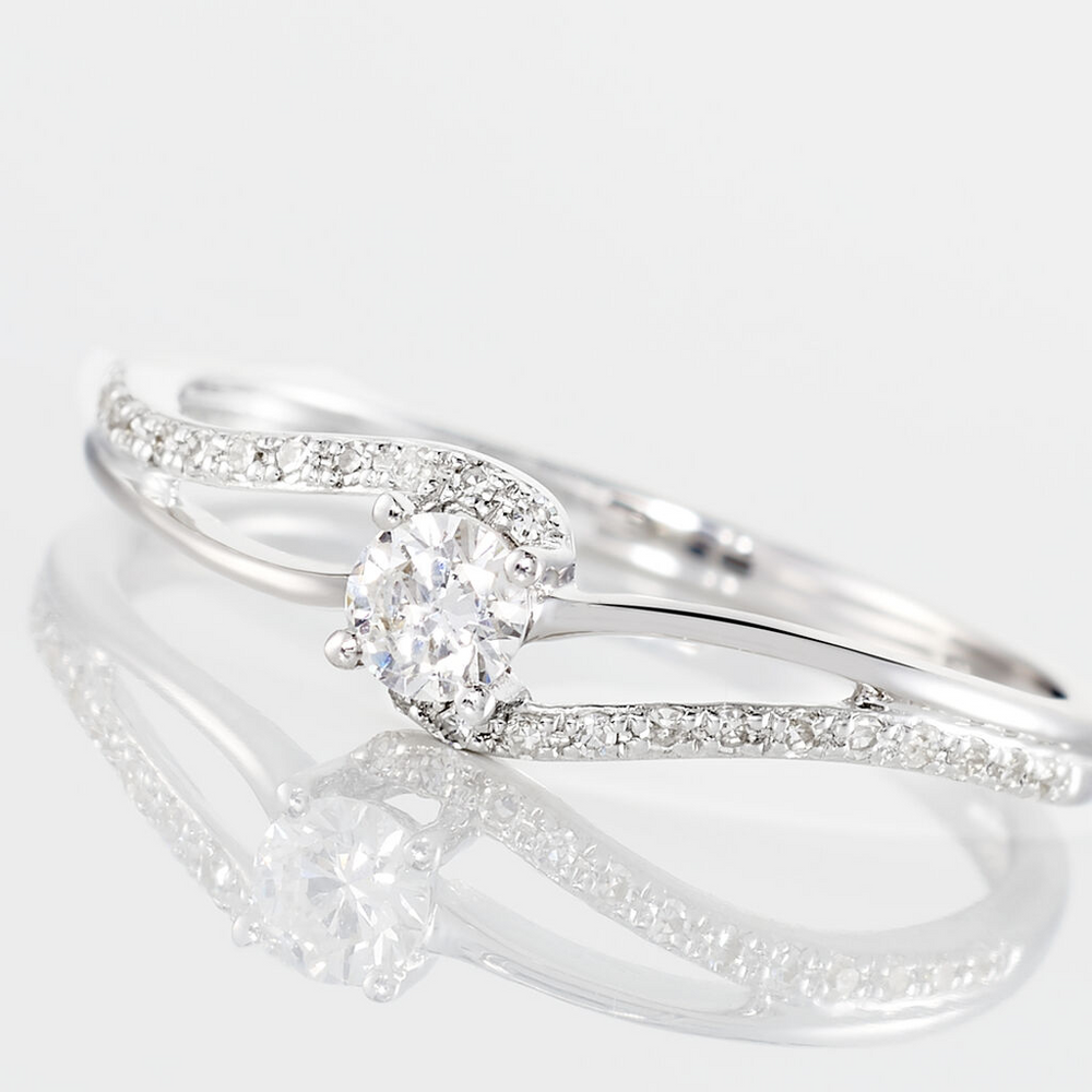 Haz brillar tu compromiso con nuestro anillo único: oro blanco y diamantes creando una ilusión de piedra central.