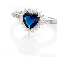Anillo de Zafiro Azul en Corazón Rodeado de Diamantes en Oro Blanco

