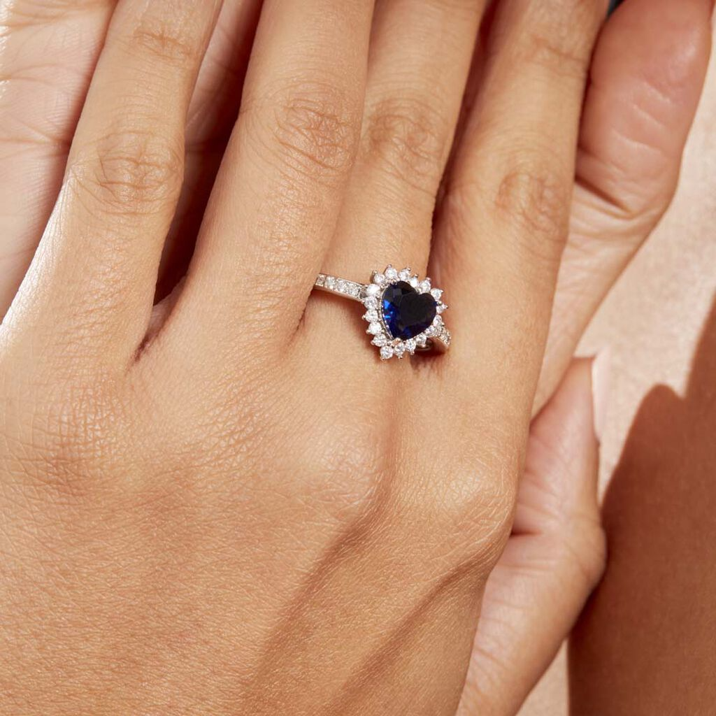 Anillo de Zafiro Azul en Corazón Rodeado de Diamantes en Oro Blanco

