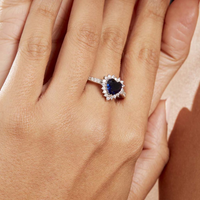 Anillo de Zafiro Azul en Corazón Rodeado de Diamantes en Oro Blanco

