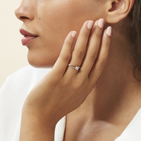 Anillo de Oro Amarillo con Diamante Central y Curvas Engastadas en Diamantes

