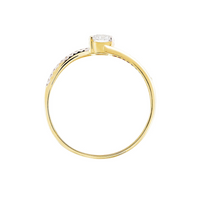 Anillo de Oro Amarillo con Diamante Central y Curvas Engastadas en Diamantes

