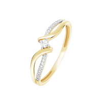 Anillo de compromiso en oro amarillo de 18k con aro doble y diamantes laterales