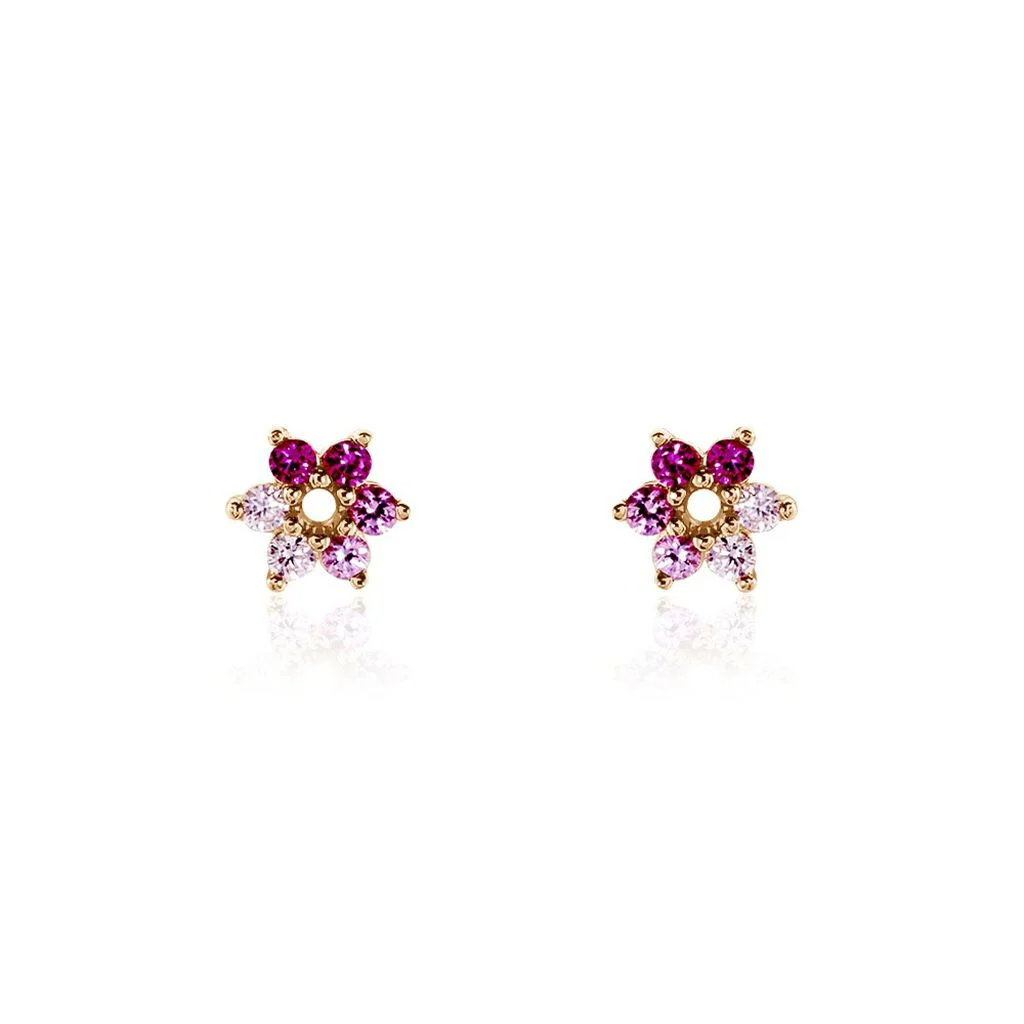 Aretes en oro amarillo de 18k con zafiros redondos en degradé de tonos fuscia a rosado pastel, dispuestos en forma de pétalos de una flor