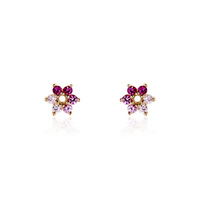 Aretes en oro amarillo de 18k con zafiros redondos en degradé de tonos fuscia a rosado pastel, dispuestos en forma de pétalos de una flor